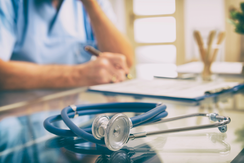 doctor - escribiendo - formula