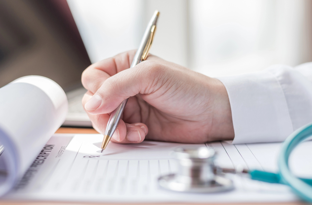 doctor- escribiendo