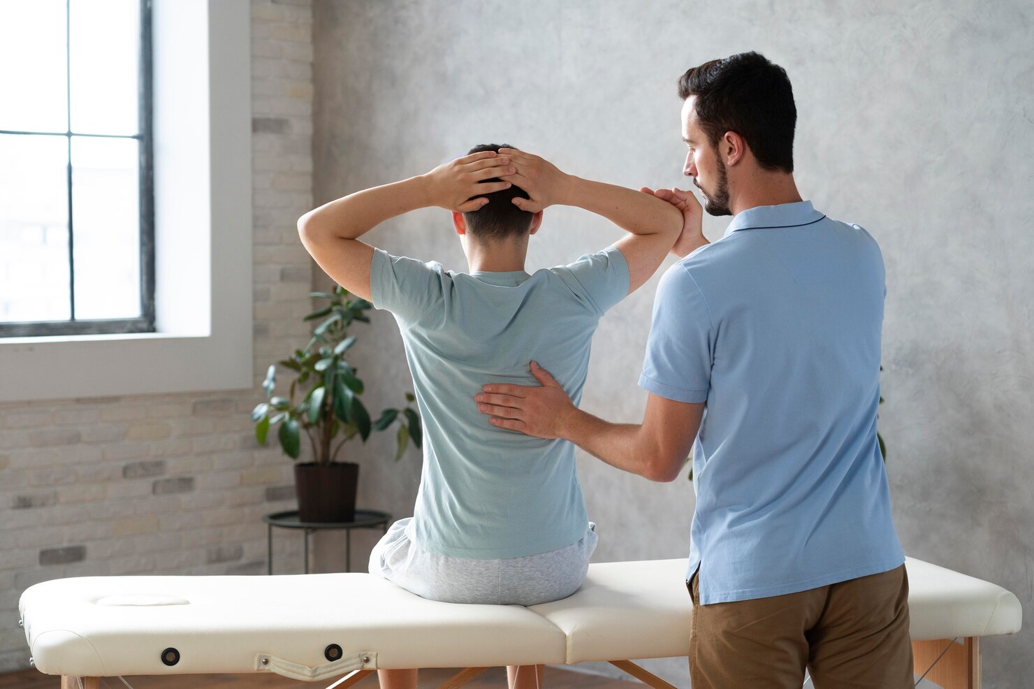 hombre-plano-medio-ayudando-al-paciente-fisioterapia